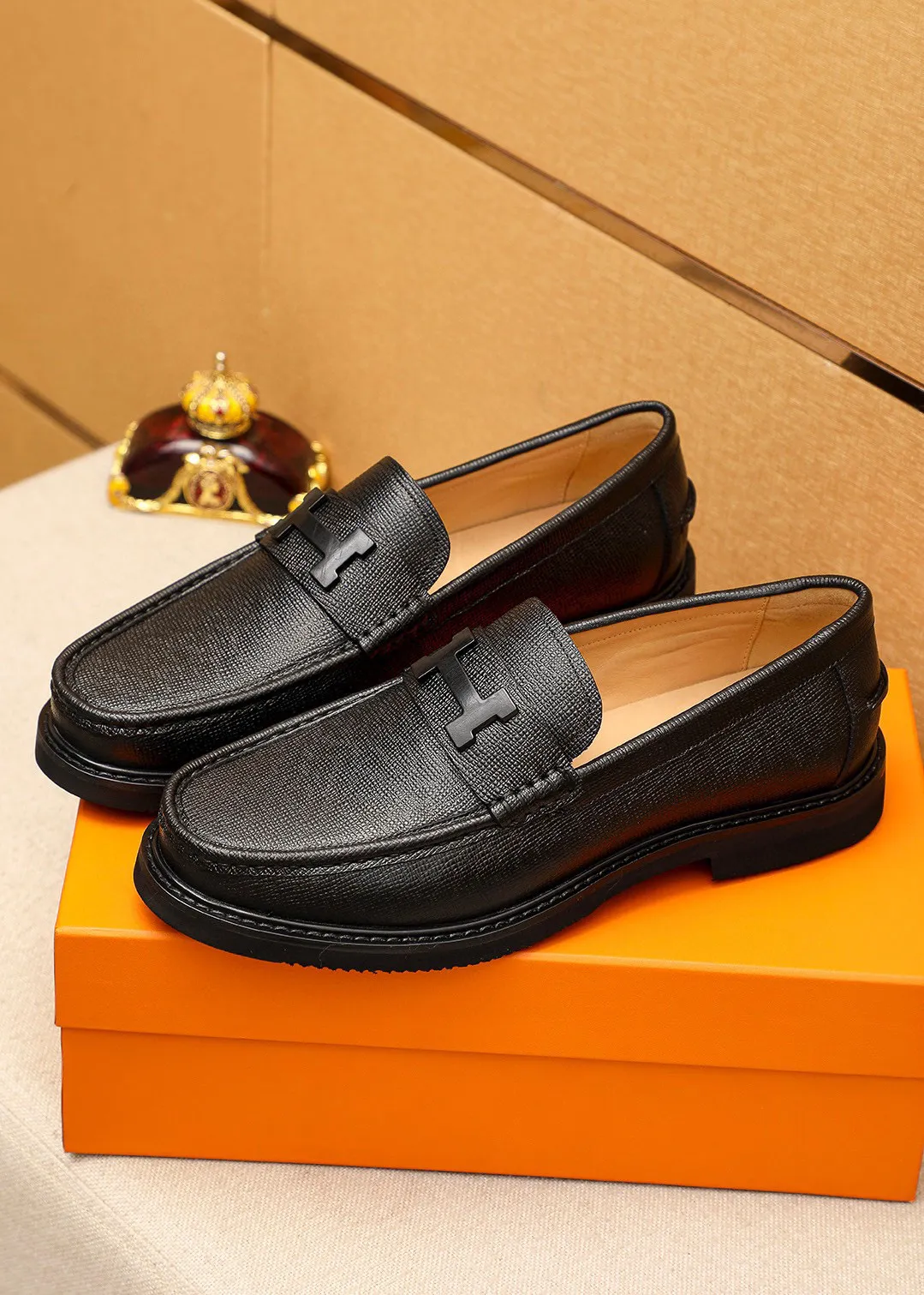 Men's shoes 💰460 💐 Product trademark: HERMES "Hermès" casual leather shoes Regular size: 39-44 (38.45🉑️customized) Product materials: Selected imported first-layer cross-grain cowhide upper + luxury hardware buckle, imported water-dyed cowhide lining. Strong three-dimensional visual effect, non-slip and wear-resistant rubber outsole Color: 4⃣️colors available